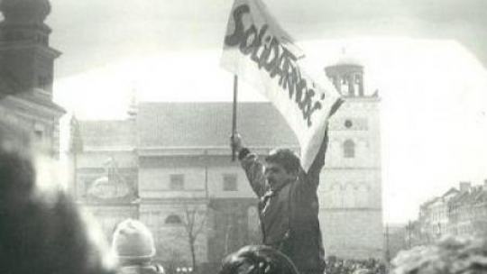 Manifestacja przeciwko stanowi wojennemu na pl. Zamkowym. 3 maja 1982 r. Autor NN, udostępnił Marcin Frybes