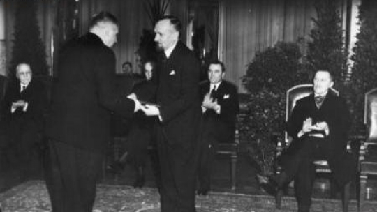 Prezydent stolicy Stefan Starzyński wręcza nagrodę literacką m.st. Warszawy Leopoldowi Staffowi. XI 1938 r. Fot. NAC