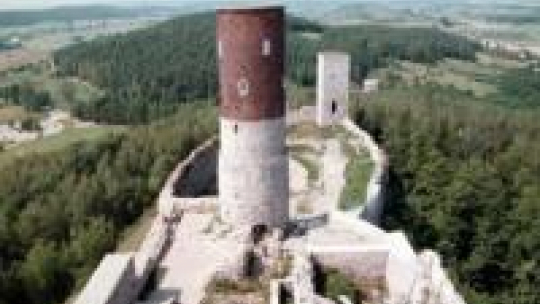 Ruiny zamku w Chęcinach w 2001 r. Fot. PAP/P. Polak