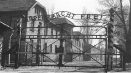 Brama Auschwitz z napisem Rabeit macht frei. Fot. PAP