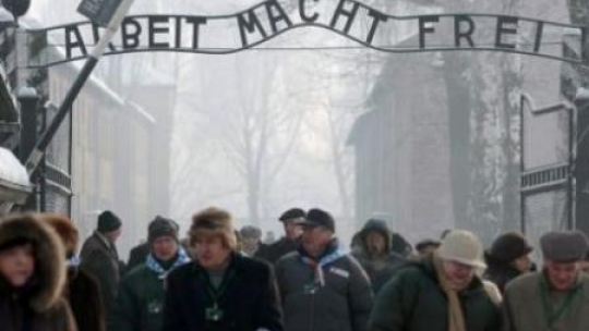 Byli więźniowie z bliskimi przechodzą przez bramę KL Auschwitz. 27.01.2010. Fot. PAP/L. Szymański