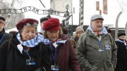 Byli więźniowie niemieckich obozów podczas uroczystości 70. rocznicy wyzwolenia KL Auschwitz. Fot. PAP/A. Grygiel