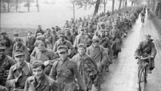 Kolumna niemieckich wojsk w eskorcie polskich żołnierzy opuszcza Berlin po kapitulacji Niemiec. Fot. PAP/CAF/Polpress