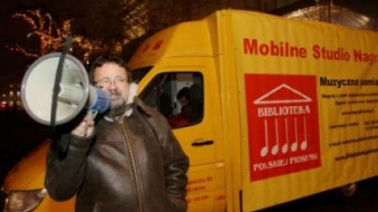 W. Domański przy mobilnym studiu nagrań. Fot. PAP/S. Rozpędzik