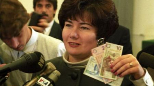 Prezez NBP Hanna Gronkiewicz-Waltz, prezentuje nowe banknoty. Warszawa, 1995.05.11. Fot. PAP/P. Kopczyński  