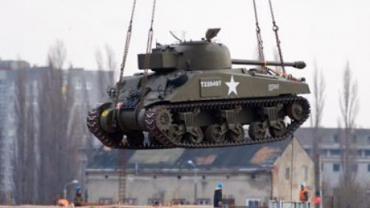 Amerykański czołg Sherman umieszczany w podziemnej części Muzeum II Wojny Światowej w Gdańsku. Fot. PAP/A. Warżawa