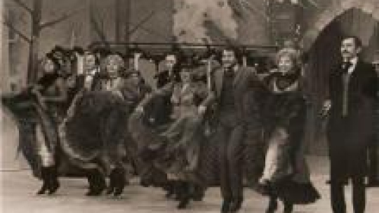 Scena zbiorowa z inscenizacji „Romans z wodewilu” (Stary Teatr 1980 r. rez. Marta Stebnicka). Fot. ze zbiorów Autorki