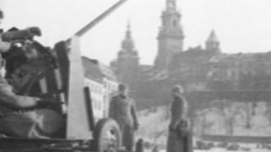 Sowiecka artyleria przeciwlotnicza. Kraków, luty 1945 r. PAP/ CAF