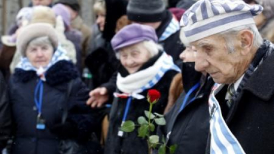 B.więźniowie podczas uroczystości rocznicowych w Auschwitz. fot. PAP/A. Grygiel