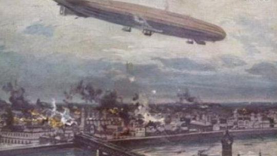 Pocztówka przedstawiająca bombardowanie Warszawy przez niemiecki zeppelin podczas I wojny światowej