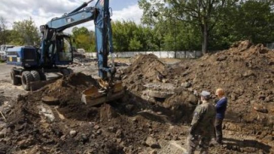 Prace poszukiwawcze szczątków ofiar zbrodni na terenie aresztu śledczego w Białymstoku. Fot. PAP/A. Reszko