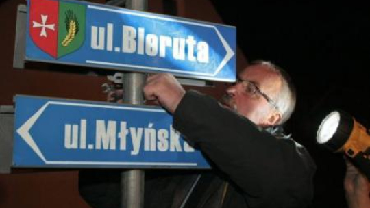 Wójt gminy Krzeszyce Stanisław Peczkajtis demontuje tabliczki z nazwą ulicy Bieruta w Rudnicy. Fot. PAP/L. Muszyński 