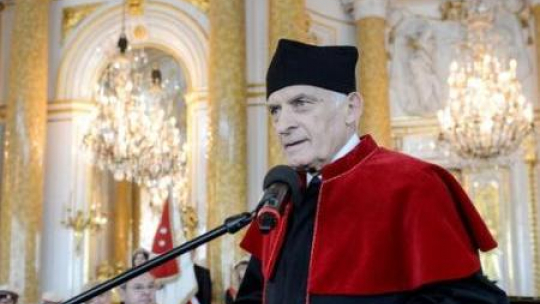 Nadanie tytułu doktora honoris causa Warszawskiego Uniwersytetu Medycznego prof. Jerzemu Buzkowi. Fot. PAP/J. Kamiński