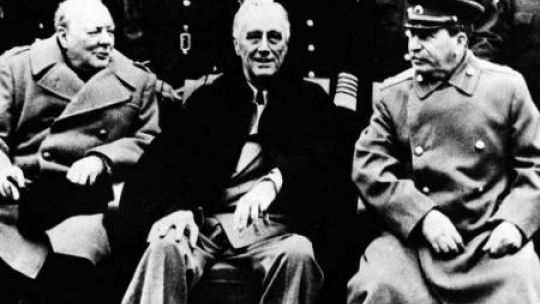 Konferencja w Jałcie, luty 1945. Od lewej: Winston Churchill, Franklin D. Roosevelt i Józef Stalin. Fot. PAP/CAF/Reprod.
