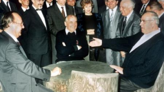 Szef MSZ RFN Hans-Dietrich Genscher, przywódca ZSRS Michaił Gorbaczow i kanclerz Helmut Kohl. Lipiec 1990r. Fot. PAP/EPA