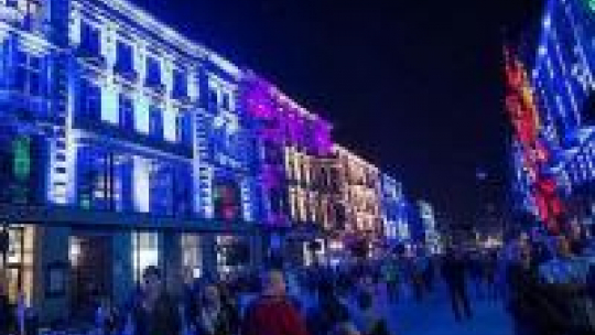 Artystyczne iluminacje kamienic w Łodzi w ramach Festiwalu Kinetycznej Sztuki Światła. Fot. PAP/G. Michałowski