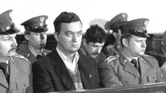 Tzw. proces toruński. Nz. kpt. Grzegorz Piotrowski (L), za nim por. Waldemar Chmielewski. Fot. PAP/CAF/D. Kwiatkowski