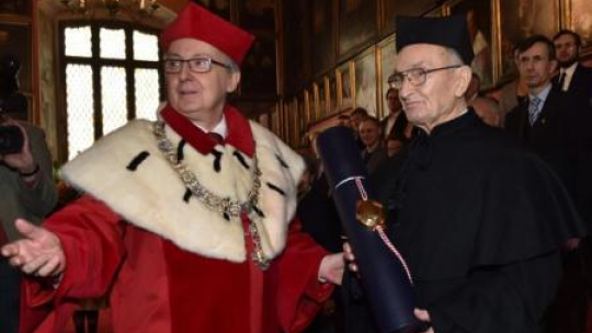 Prof. H. Samsonowicz odbiera z rąk rektora UJ, prof. W. Nowaka tytuł doktora honoris causa. Fot. PAP/J. Bednarczyk