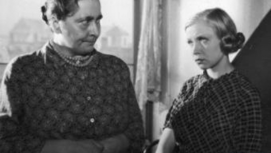 Jedna ze scen filmu „Wyrok życia” - Jadwiga Andrzejewska (z prawej) jako Hanna. Fot. NAC