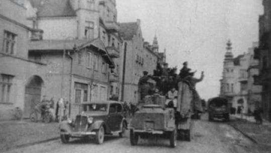 Czołg jadący al. Niepodległości w Sopocie. Podczas wojny Adolf Hitler Strasse. 03.1945. Źródło: NAC