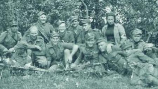 Danuta Siedzikówna „Inka” wśród żołnierzy 4. szwadronu 5. Wileńskiej Brygady AK. Źródło: IPN