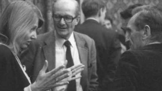 Posiedzenie Rady Ministrów. Od lewej: M. Niezabitowska, J. Regulski i H. Samsonowicz. 10.1990. Fot. PAP/D. Kwiatkowski