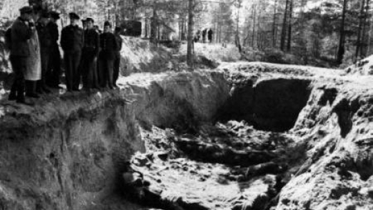 Ekshumacja zwłok polskich oficerów zamordowanych w Katyniu przez NKWD w 1940 r. Fot. PAP/CAF