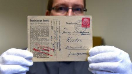 Karta pocztowa wysłana przez Tadeusza Łukasiewicza z KL AUschwitz. FOt. PAP/J. Bednarczyk 