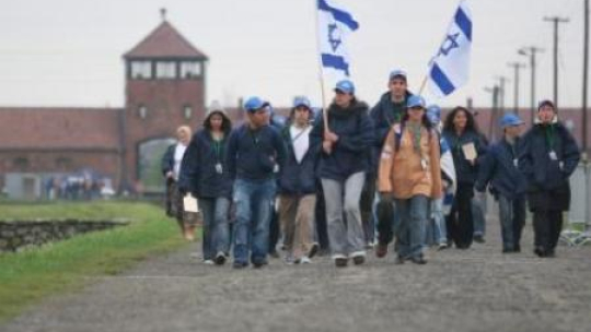 "Marsz Żywych" w b. obozie koncentracyjnym KL Auschwitz - Birkenau. Fot. PAP/A. Grygiel. 