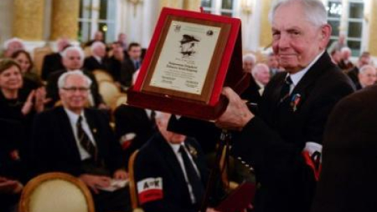 Płk Stanisław Oleksiak podczas obchodów 25-lecia Światowego Związku Żołnierzy Armii Krajowej. Fot. PAP/J. Kamiński