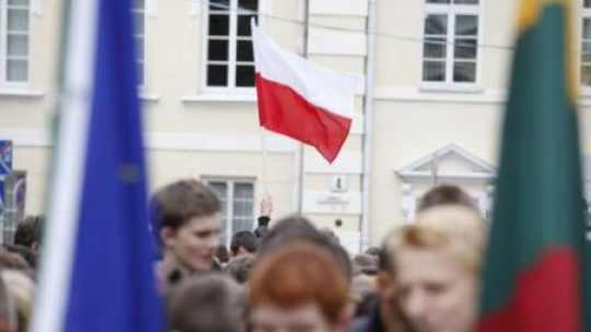 Wiec przez urzędem prezydenckim w Wilnie, w obronie polskiej oświaty. 02.09.2011. Fot. PAP/A. Reszko 