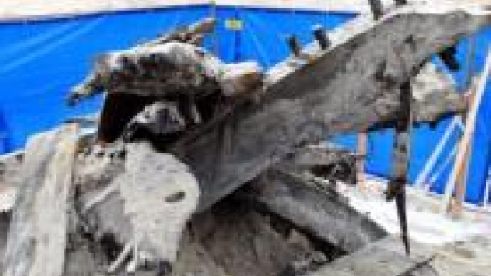 Szczątki odnalezionej w Świnoujściu łodzi. Fot. PAP/M. Bielecki