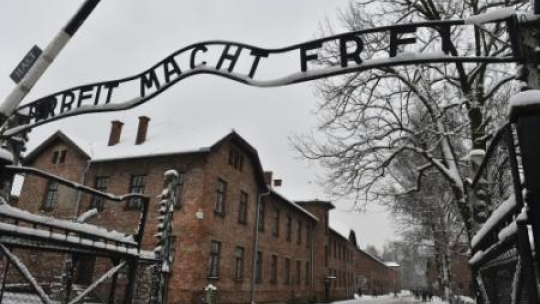 Brama obozowa w Auschwitz I na terenie Państwowego Muzeum Auschwitz-Birkenau w Oświęcimiu Fot.PAP/J. Bednarczyk