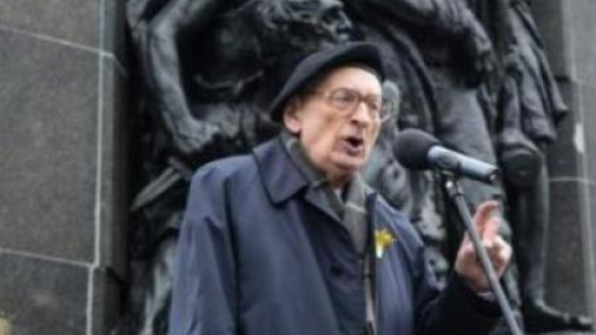 Władysław Bartoszewski przed Pomnikiem Bohaterów Getta w Warszawie. Fot. PAP/J. Kamiński