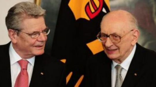 Władysław Bartoszewski i prezydent Niemiec Joachim Gauck. Fot. PAP/EPA