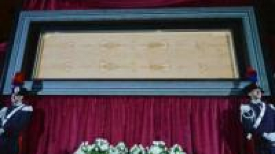 Całun Turyński w turyńskiej katedrze Świętego Jana. Fot. PAP/EPA