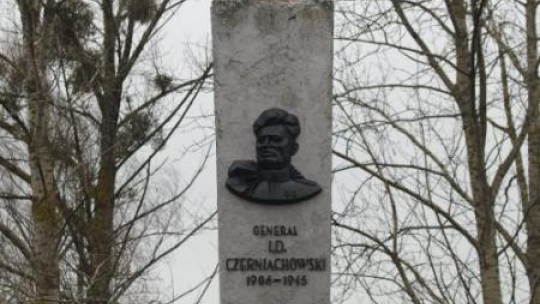 Pomnika gen. Iwana Czerniachowskiego w Pieniężnie. Fot. PAP/T. Waszczuk