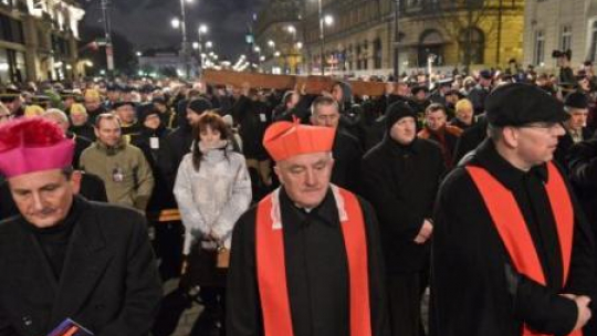 Kard. Kazimierz Nycz (w środku) podczas Drogi Krzyżowej w Warszawie. PAP/M. Obara