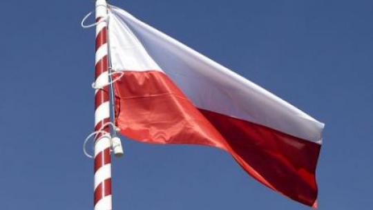  Biało-czerwona flaga w Ośrodku Szkolenia Poligonowego Wojsk Lądowych w Nowej Dębie. Fot. PAP/D. Delmanowicz