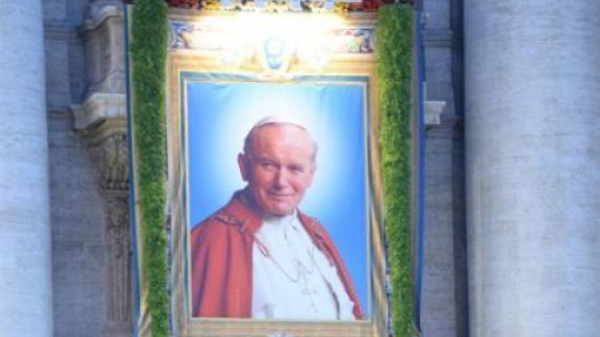 Portret papieża Jana Pawła II na bazylice św. Piotra. Watykan, 27.04.2014. Fot. PAP/J. Turczyk