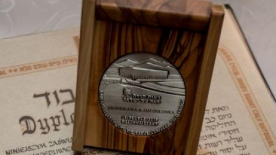 Medal Sprawiedliwy wśród Narodów Świata. Fot. PAP/M. Kulczyński