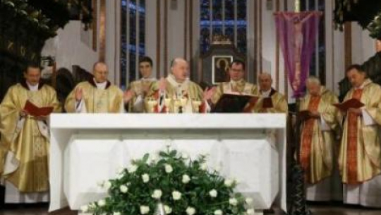 Metropolita warszawski kard. Kazimierz Nycz (w środku). Fot. PAP/P. Supernak