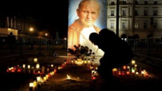 Czuwanie modlitewne na pl. Piłsudskiego w Warszawie w 9. rocznicę śmierci papieża Jana Pawła II. Fot. PAP/B. Zborowski 