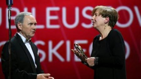 Andrzej Siezieniewski wręcza Diamentowy Mikrofon dla Danuty Szaflarskiej jej córce Marii Ekier. Fot. PAP/T. Gzell