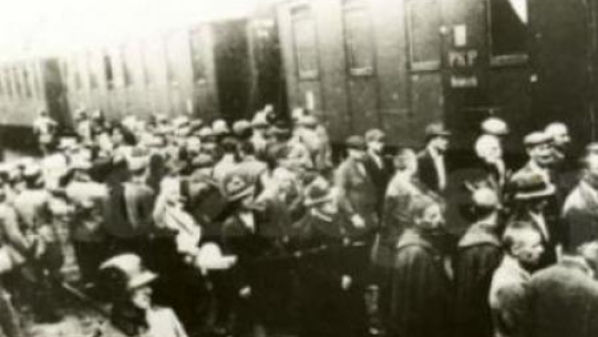 Więźniowie z pierwszego transportu Polaków do Auschwitz na dworcu w Tarnowie. Źródło: Muzeum Auschwitz-Birkenau