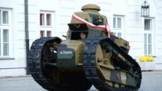 Zabytkowy czołg Renault FT 17 - najstarszego typu czołg, jaki służył w polskim wojsku. Fot. PAP/J. Turczyk