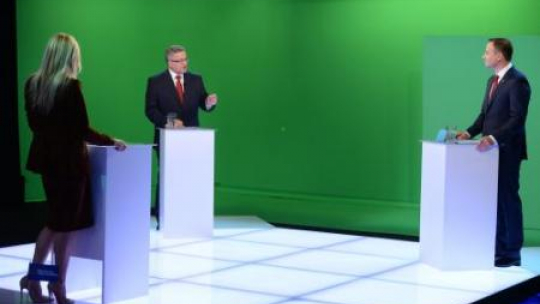 Andrzej Duda i Bronisław Komorowski, podczas debaty w studiu TVN w Warszawie. Fot. PAP/J. Turczyk 