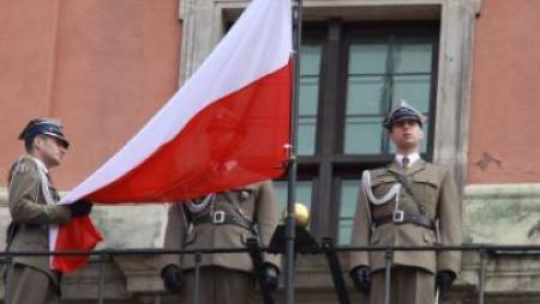 Podniesienie flagi państwowej na wieży zegarowej Zamku Królewskiego w Warszawie. Fot. PAP/T. Gzell