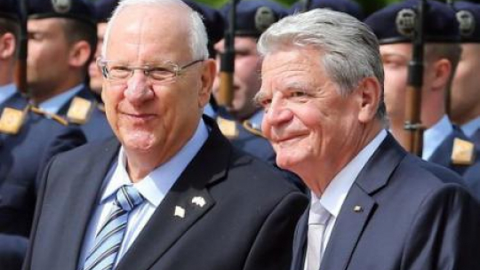 Prezydent Izraela Reuven Rivlin i prezydent Niemiec Joachim Gauck Fot. PAP/EPA