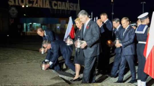 Europejscy przywódcy zapalają znicze przed Pomnikiem Poległych Stoczniowców w Gdańsku. Fot. PAP/A. Warżawa